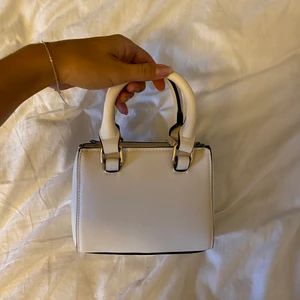 Beige mini väska  - Väldigt söt mini väska ifrån Zara, köpt förra sommaren men tog slut direkt☺️ använd ett par gånger men inga vidare skador eller annat💗 finns fler bilder