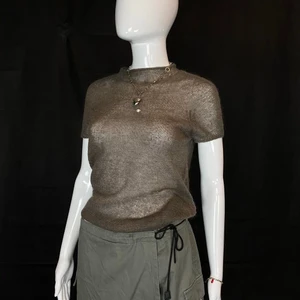 Topp - Söt topp från Mexx Women, storlek M. I fint skick, dock ett litet hål under halsen.   Mått: Axel till axel 40cm, ärmlängd 15cm. Armhåla till armhåla 45cm, längd 60cm