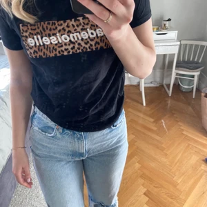 SVART TRÖJA MED TRYCK - En snygg svart T-shirt från GinaTricot! Jättefint skick, skriv privat vid intresse💗