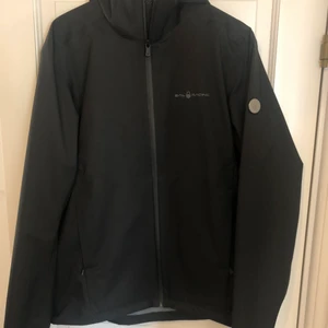 Sail racing vindjacka - Säljer min sail racing jacka som är använt ett fåtal gånger pågrund av att jag hunnit växa ur den. Skicket är alltså som nytt. Köpt för 1200.