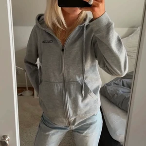 Grå zip-up hoodie!! - Superfin vintage grå zip-up hoodie ifrån kappa!!! Säljer då den tyvärr inte kommer till användning längre💓💓Nypris: runt 500 men säljer nu för 200!! I mycket bra skick, inga defekter💓💓Budgivning om fler är intresserade!