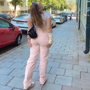 Zara jeans - Ljus rosa jeans från zara i stilen ”jeans zw the trevor full lenght”. Passed mig så bra men har inte använt de på ett tag. Första bilden är jag och längden på dem är lite lite långa och jag är 166cm.☺️🥰