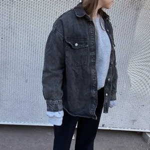 Svart Jeansjacka - Svart oversized jeansjacka från H&m. Använt en gång. Superfin passform💕 Skulle även passa som M.