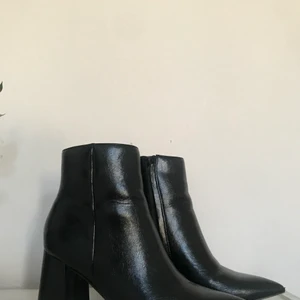 NA-KD lackskor, st38 - Skitsnygga svarta lack-klackar i storlek 38. Från NA-KD, de är använda endast 4 gånger. Jättebra skick och SKÖNA!  