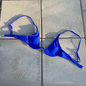 Bikiniöverdel från SHEIN - Såå fin bikiniöverdel från SHEIN i storlek S. Överdelen var för stor för mig så den är aldrig använd, därav säljs den. Köparen står för frakten! 💙 (obs! endast överdelen ingår, alltså ingen underdel)