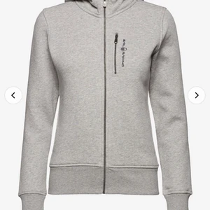sail racing hoodie grå S - Bara provat den, inte använd . Köparen får stå för frakten själv . 