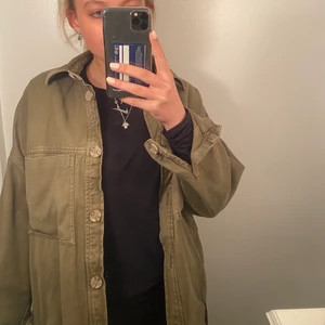 Grön vårjacka Zara - Grön tunn jacka från zara, köpt förra året, storlek M