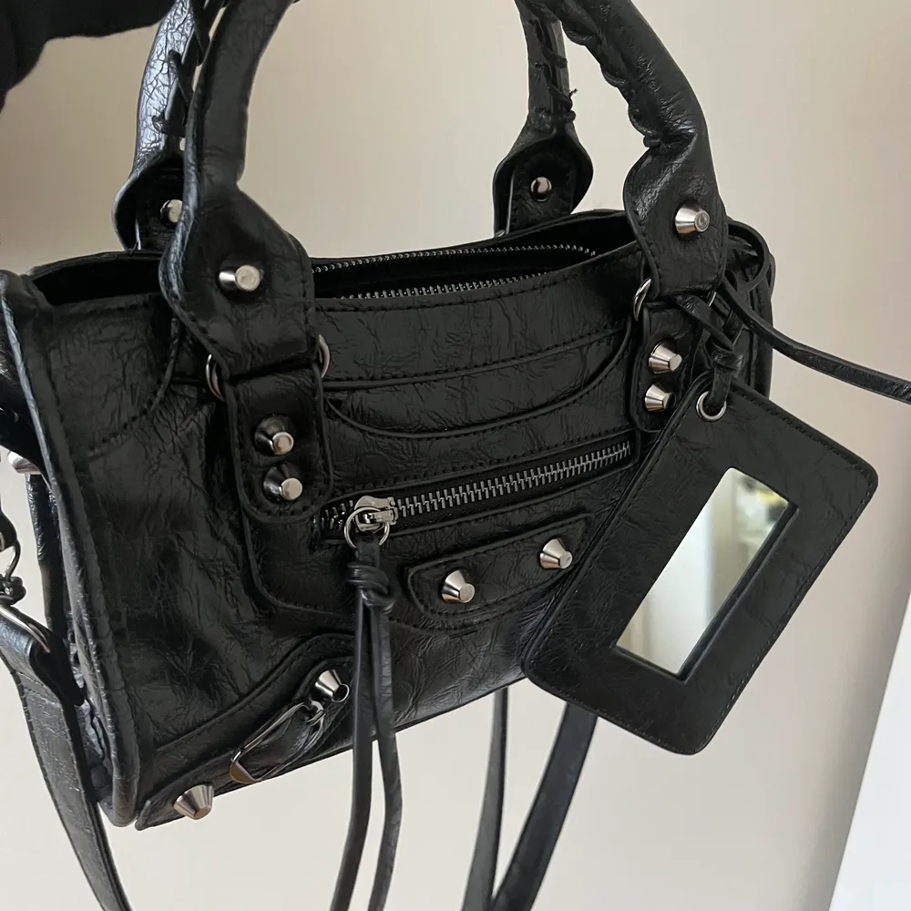 Säljer min svarta balenciaga liknande väska 💘 Använd 2 gånger, så den är som helt ny. Köparen står för frakt.                                                                              . Väskor.