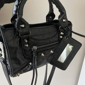 Säljer min svarta balenciaga liknande väska 💘 Använd 2 gånger, så den är som helt ny. Köparen står för frakt.                                                                              