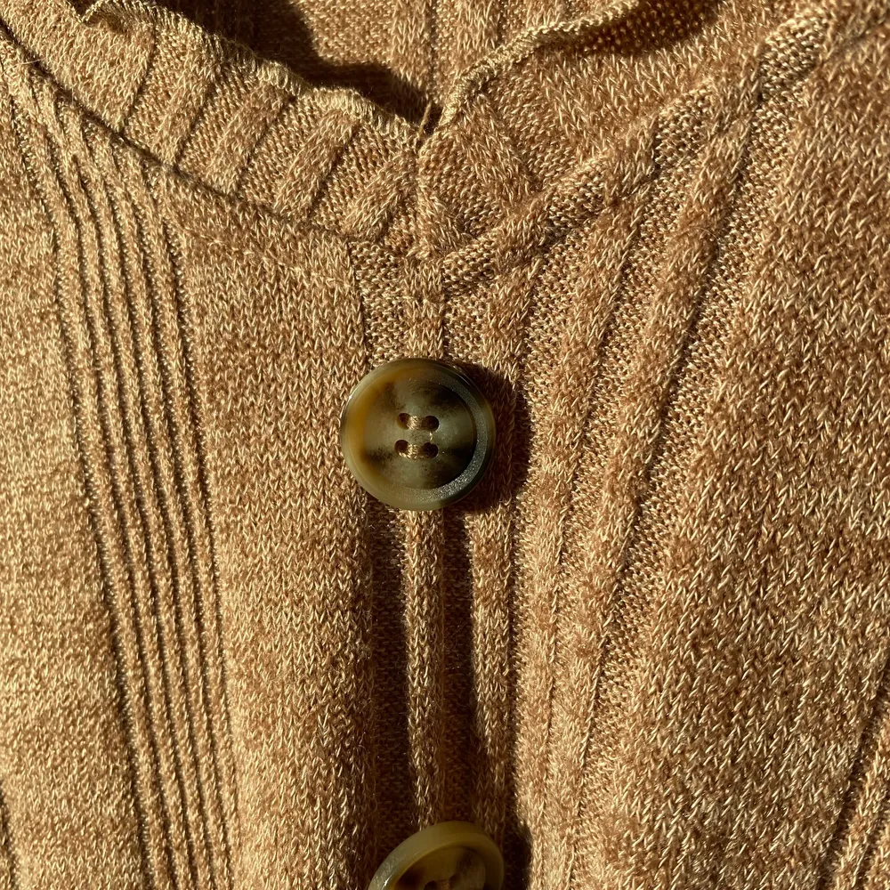 Brun ribbad crop top med insydda knappar, storlek L🤎. Skjortor.