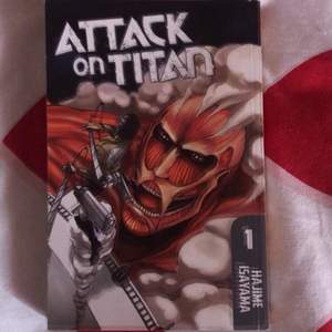 säljer första delen av attack on titan då jag inte längre är intresserad av sådana böcker. köpte den i sommras på Science fiction bokhandeln för 120kr. skulle säga att den är i väldigt bra skick förutom små revor(?) på kanterna högst upp💞