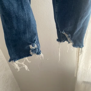  jeans med  - Väldigt strechiga, passar nog Small/Medium kanske large vad vet jag, töjs ut i användning, sitter som en smäck, fina detaljer på byxansslut. Formar röven, benen fint