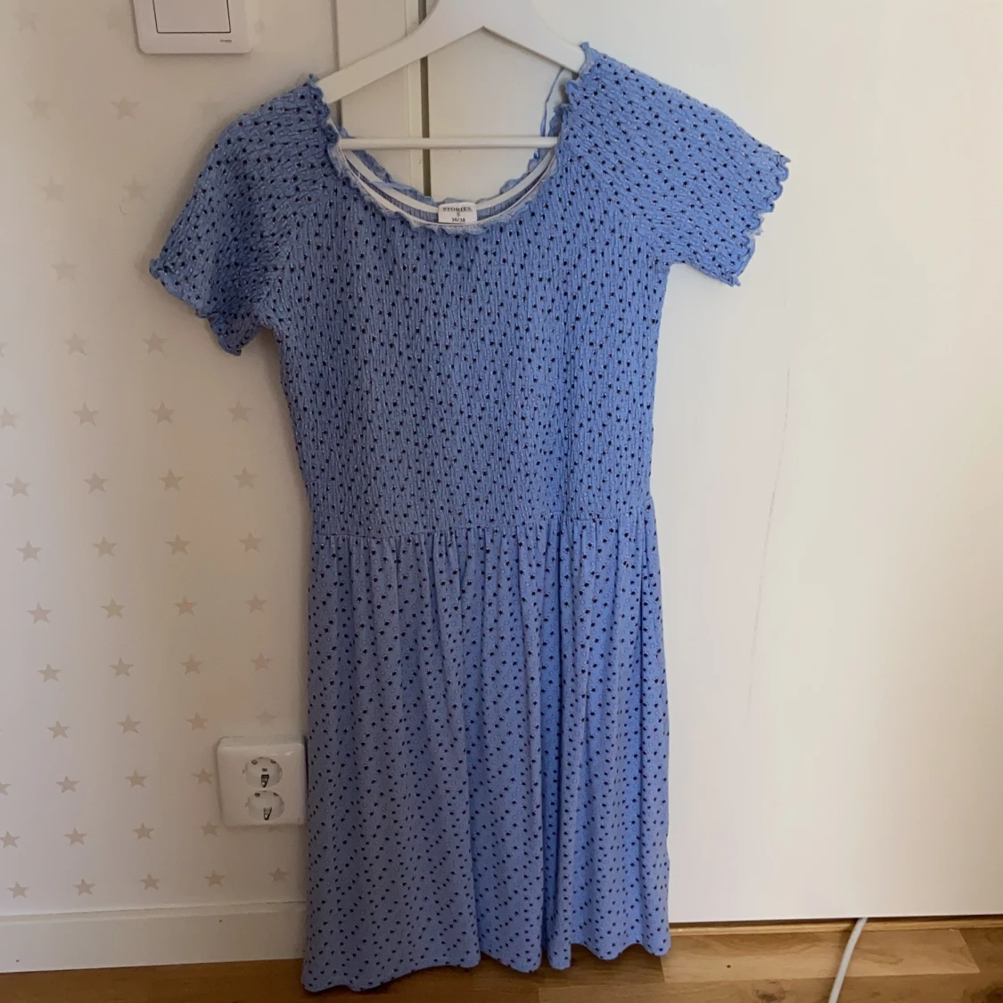 En blå blommig klänning  - 90