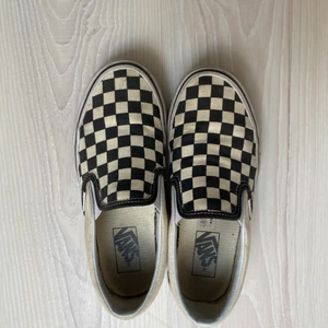 Rutiga vans skor  - Säljer dessa rutiga vans skor då jag inte använder de längre. Är mycket använda men är fortfarande i hyfsat bra skick.