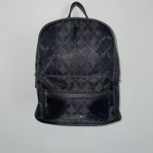 Puccini läder ryggsäck - Säljer min väldigt fina mini ryggsäck från märket puccini. Den är använd ett fåtal gånger men är precis som ny. Helt slutsåld och finns inte kvar att köpa. Väskan har ett litet ytterfack på framsidan, en liten ficka på baksidan och på insidan finns tre små mindre fack.