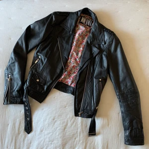 Skinnjacka Jofama by Kenza - Skinnjacka från Jofama by Kenza. Köpt för ca 5 år sedan men inte använt på 4 år. Kan mötas upp i sthlm eller skicka mot att köparen betalar frakt. Ord pris: 3 499kr, säljer för 1000 kr ⚡️💕