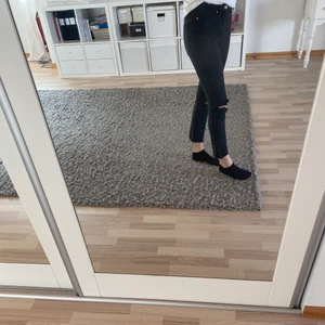 Jeans med hål - Säljer dessa svart skinny jeans med hål i från gekås då de är förkorta för mig. De är använda men inget som syns så mycket. Är 166 som referens 