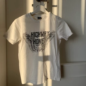 T-shirt från Gina Tricot - T-shirt från Gina Tricot i storlek XS. Köparen står för frakten 🤍