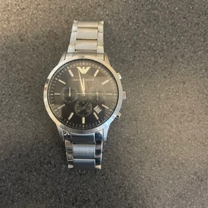 Armani klocka - Säljer min Armani klocka som jag har bara haft i några månader. Klockan är i väldigt bra skick och den har inga skador. (Nypris i butik är 1249kr) Mitt pris är 600