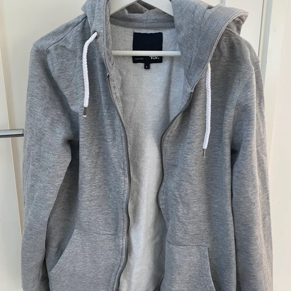 Grå zip hoodie från Lager 157✨ Storleken är L men är som en S🥰. Hoodies.