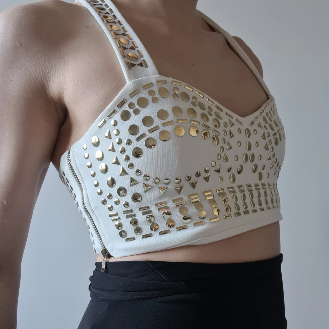 Vit bralette med guldiga nitar - 90