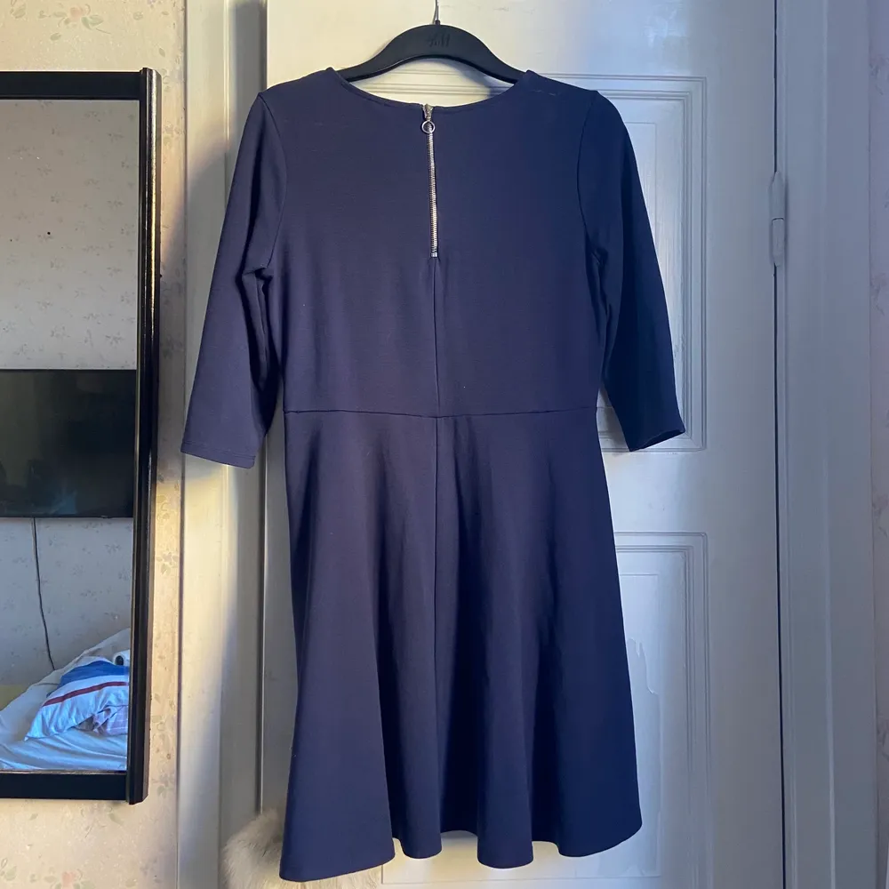 Säljer denna jättefina klänning från Gina Tricot i storlek L. Den är i en härlig märkblå färg 💙💙. Klänningar.