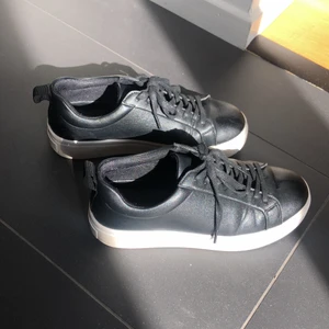 Svarta sneakers från NAKD, storlek 37 - Svarta sneakers från NAKD. Storlek 37. Endast använda ett fåtal gånger. För stora för mig. 