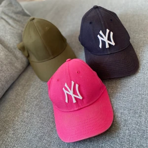 NEW ERA KEPS - 50kr/st. 2 New Era kepsar, en i marinblå och en rosa som kan regleras där bak!