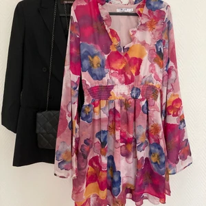 NA-KD klänning - Na-kd blommig klänning.  Lätt och lös.  Aldrig använd, perfekt skick.