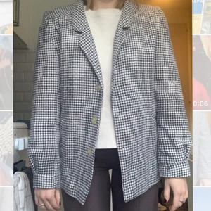 Rutig jacka  - Snygg secondhand jacka från Kph- perfekt till våren! Köpt för 450 men säljs för 150! Frakten står ej jag för!