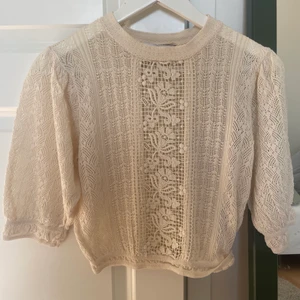 Zara topp - Jättefin topp köpt i Köpenhamn på Zara strl S. Jättefint skick då den är använd typ en gång