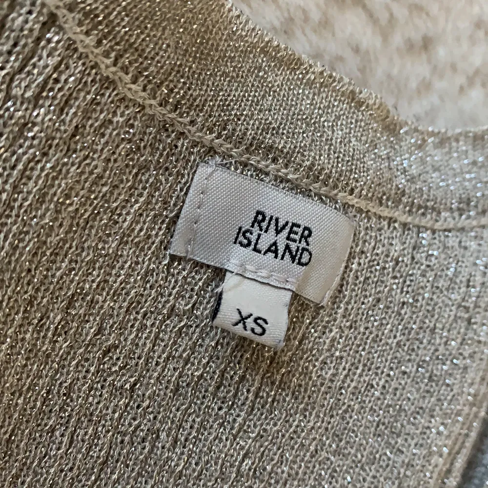 Superfint glittrigt linne från River Island i storlek XS!. Toppar.