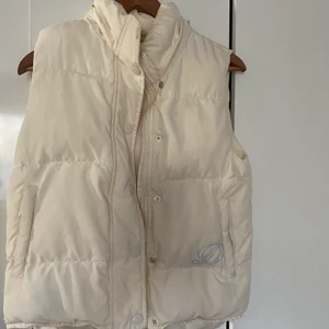 Vit dunväst  - Säljer en krämfärgad väst som passar super bra till våren. Luvan på västen är avtagbar om man vill ha den utan luva. Tjockleken på jackan är lite åt de mer varmare hållet. Priset kan diskuteras 