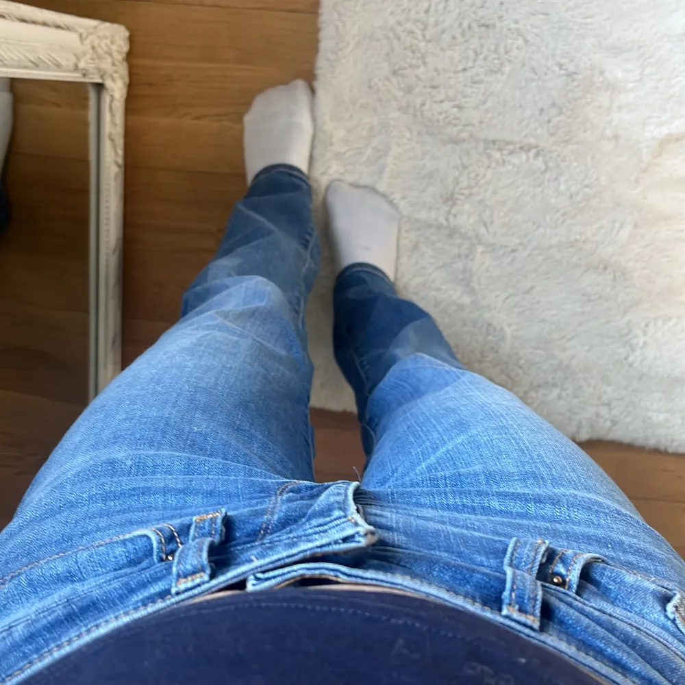 Super fina blåa jeans från Levis 💕💕 Andvänt en gång. Jeans & Byxor.