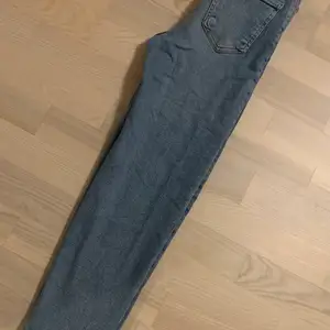 Ljusblå jeans med hög midja och raka ben