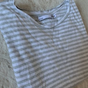 T-shirt 🤍 - Randig T-shirt från Lager 157. Storlek XS! Lite croppad i modellen.