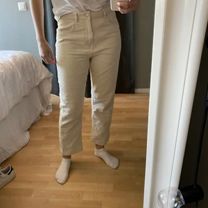 Beiga Manchesterbyxor  - Beiga Manchesterbyxor från Gina Tricot. Hög midja och vida ben. Lite uttöjda i midjan annars i bra skick