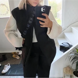 Svart väst  - Säljer en svart väst som aldrig är använd 