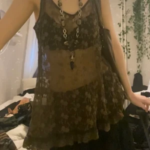 Blommigt spets linne - Linne i mönsterspets, skulle säga att det är en blanding av grönt och brunt. Superfin att ha bara med en bh eller en polotröja t.ex. Köpt på sellpy men har ej används särskilt mycket. Jag bär oftast S-M. Kontakta om du är intresserad eller har övriga frågor❤️