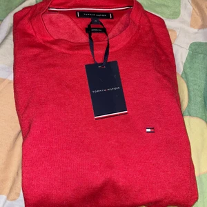 Tommy Hilfiger ny tröja - Tröjan är för herrar. Den är helt oanvänd, prislappen sitter kvar. Storleken är M