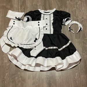 maid dress med accessories  - en riktigt gullig maid dress som jag köpte på shein för ungefär ett år sen när dom va populära, jag får aldrig någon användning av den och jag vill gärna bli av med den. den har några små fläckar på vissa ställen men det är inget som inte går bort i tvätten :)