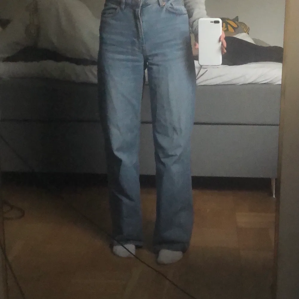 Wide leg jeans, jättefina och bra passform. Säljer för att dem inte passar min stil. Jag har bara använt dom ett fåtal gånger.  Passar mig som bruka ha 32/34 i jeans.. Jeans & Byxor.