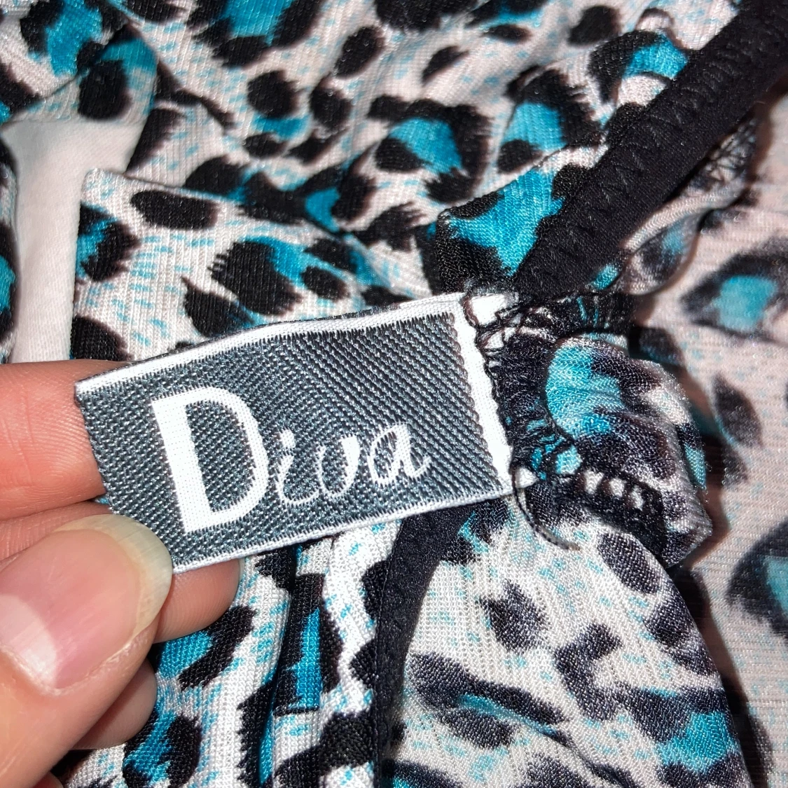 Blå klänning med en axel  - 90