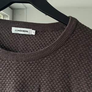 Säljer denna bruna tröja från J.Lindeberg i stickat material ✨ Den är i ett väldigt fint begagnat skick, superfin och mysig! 