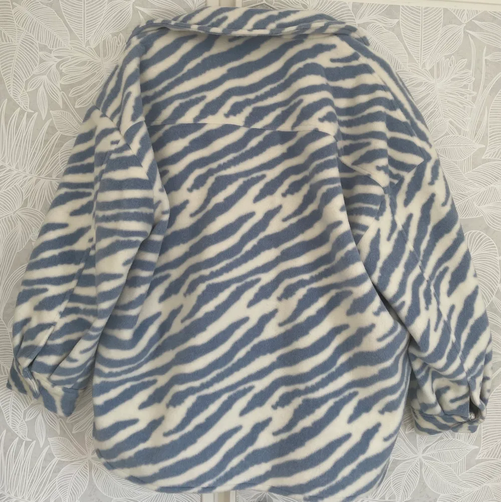 Blå och vit zebramönstrad jacka från pullandbear, strl S 💙🤍🦓 nyskick . Jackor.