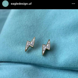 Örhängen  - Blixtörhängen i rostfritt stål med kubisk zirkonia🤩 dessa blir dina för endast 59:-. OBS begränsat antal