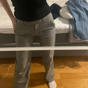 Lågmidjade kostymbyxor - Säljer dessa snygga lågmidjade kostymbyxorna från mango, rutiga med blåa detaljer(se sista bilden) Storlek 34 men skulle snarare säga att det är en 36 och passar mig som är en s/m, de är även långa i benen! 