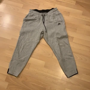 Adidasbyxor M - Jag säljer dessa byxor då jag har blivit lite för långa för dom. De är lite noppriga (går att få bort med en rakhyvel och det är inte ett särskilt svårt jobb) men annars är det inget fel på dom. Fickor finns fram, snöret sitter i. Byxorna har något slags resorband längst ner på benen bak. 