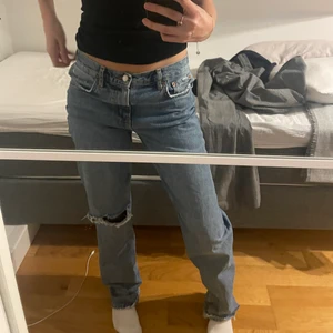  zara jeans - Säljer dessa snygga jeans från zara, går att ha både lågmidjade och högmidjade. Storlek 36 men de är stora i storleken så passar s-L beroende på hur man vill att de ska sitta. Jag är en s/m och på mig sitter de oversized och är långa i benen. Helt oanvända!