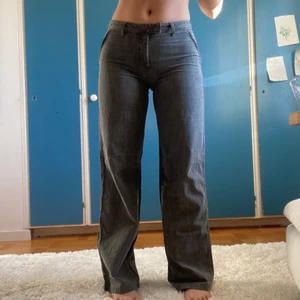 Low-waisted Y2K Armani jeans - Skitsnygga lågmidjade gråa jeans från Armani🥰.  Säljs då de är lite för små för mig, jag är strl M/38 och 165cm. Kan mötas i Stockholm, annars står köparen för frakt. Skriv privat om du är intresserad/har frågor.💕 högsta bud: 270kr